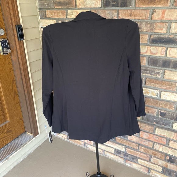 XL lightweight black blazer w 2 pockets & no button closure. Structured. NWT - Picture 6 of 6